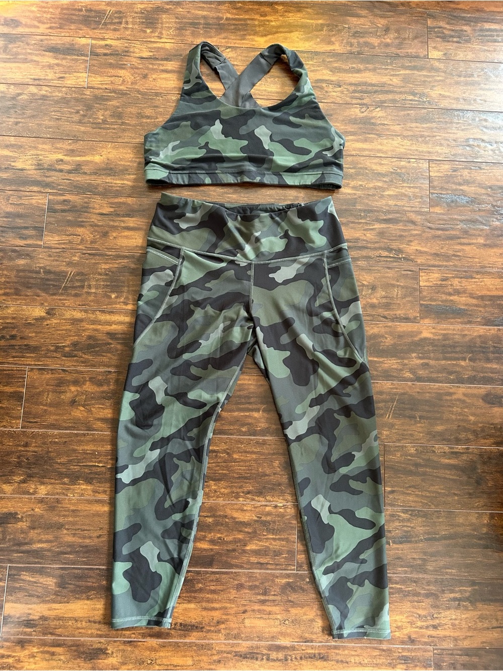 🛍️ 2/$60🛍️ Old Navy Camo Sports Bra & Leggings Set